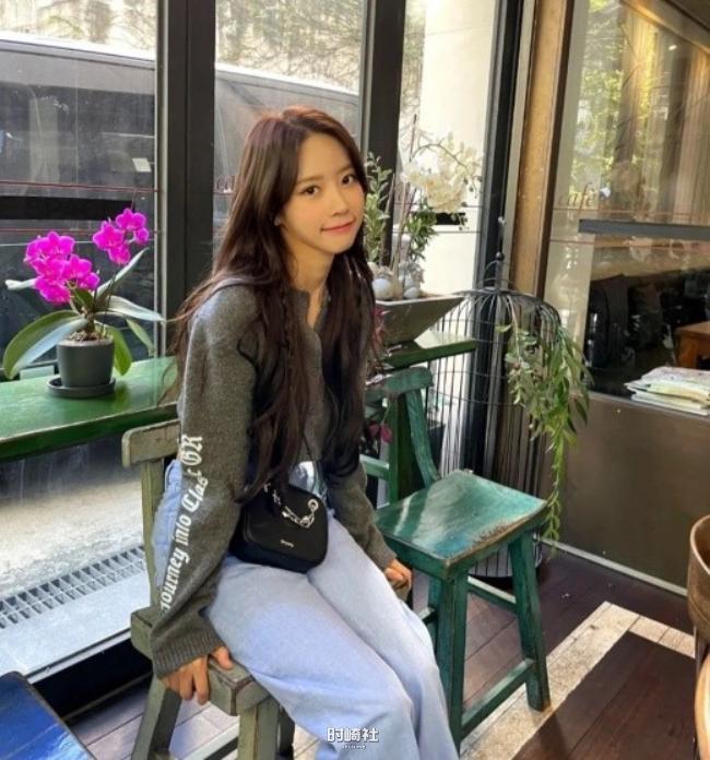 李美珠近日在SNS发布一组新拍摄近照，休闲装扮展示其出众的美貌和身材
